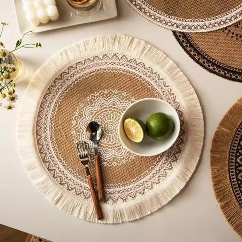 serviettes table boho chic beige noir motifs géométriques franges tissu lin opaques rondes