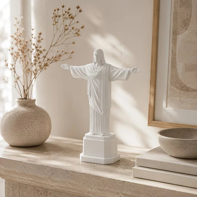 statue jésus christ blanc pose ouverte bras tendus base octogonale décoration intérieure religieuse chambre