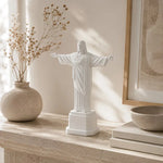 statue jésus christ blanc pose ouverte bras tendus base octogonale décoration intérieure religieuse chambre