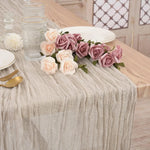 chemin table vert olive rayures horizontales classique assiettes blanches fourchettes dorées gobelets décoratifs bougies