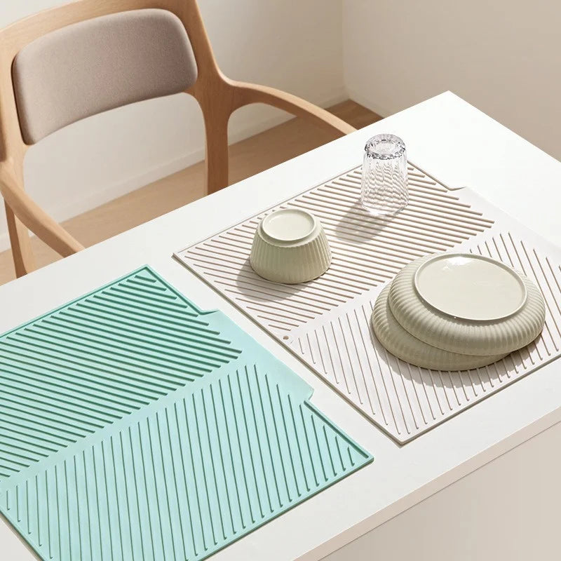 tapis silicone non glissant moderne vert clair rayures diagonales vaisselle assiettes cuillères pots verres