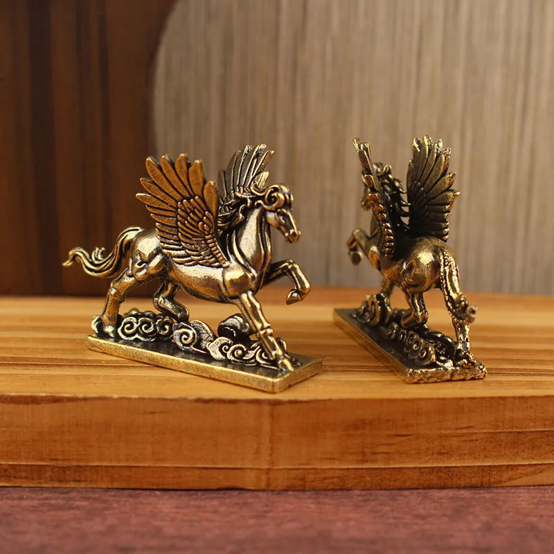 statuette cheval ailé bronze doré relief mythologique base ornée motifs ondulés decoratif aspect vieilli