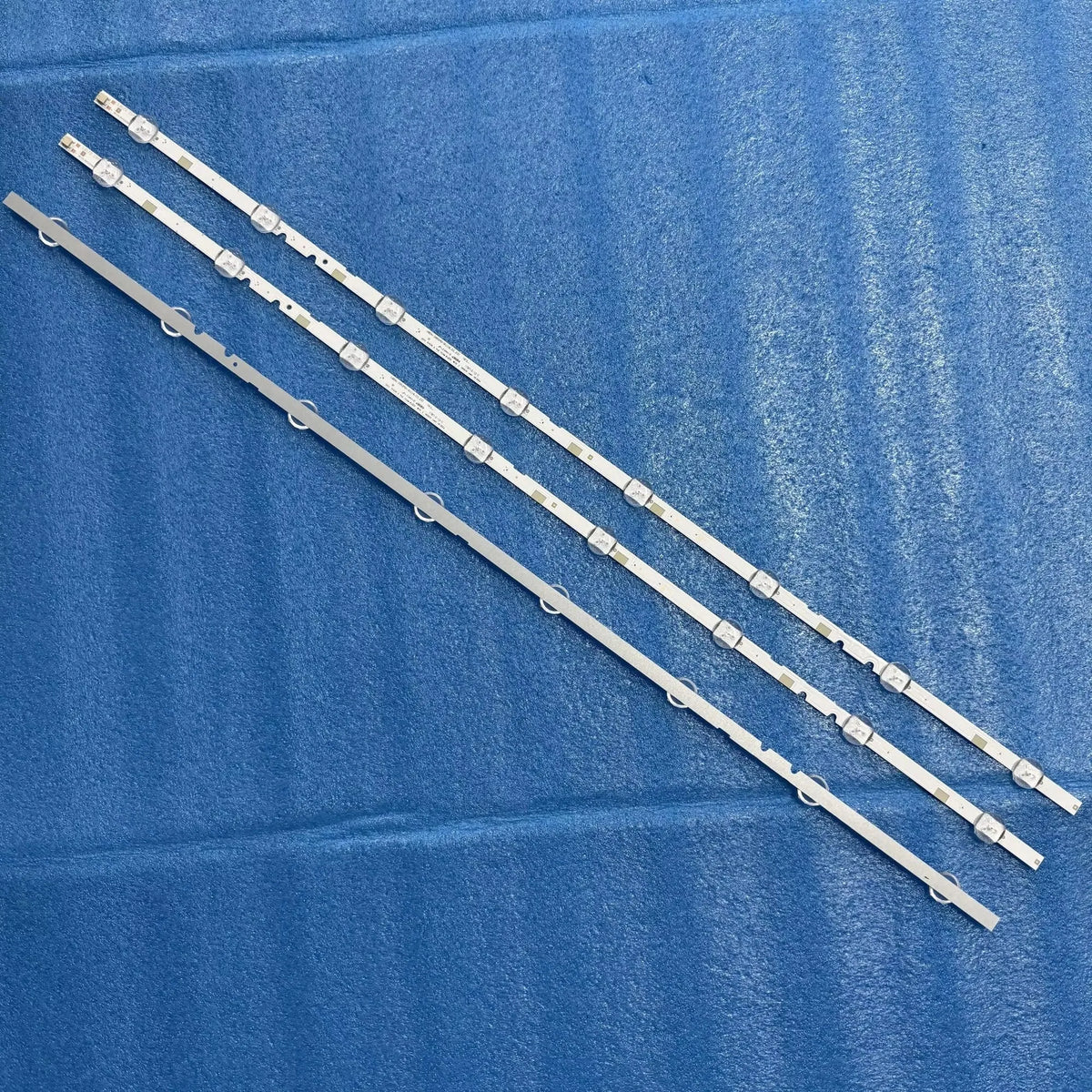 ruban led blanc moderne connecteurs boutons fixation aluminium sans cable