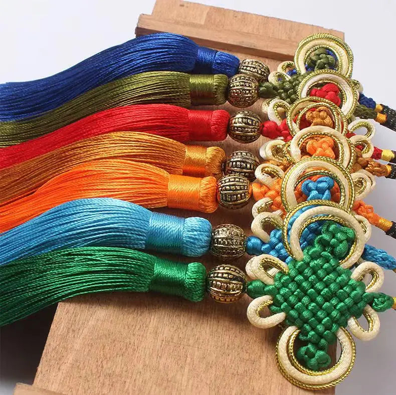 bracelet porte cles noeud chinois traditionnel artisanal pompon tisse anneau metallique