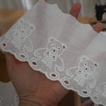 dentelle coton ours blanc motif noeud bordure dentelée ruban texturé semi transparent enfantin
