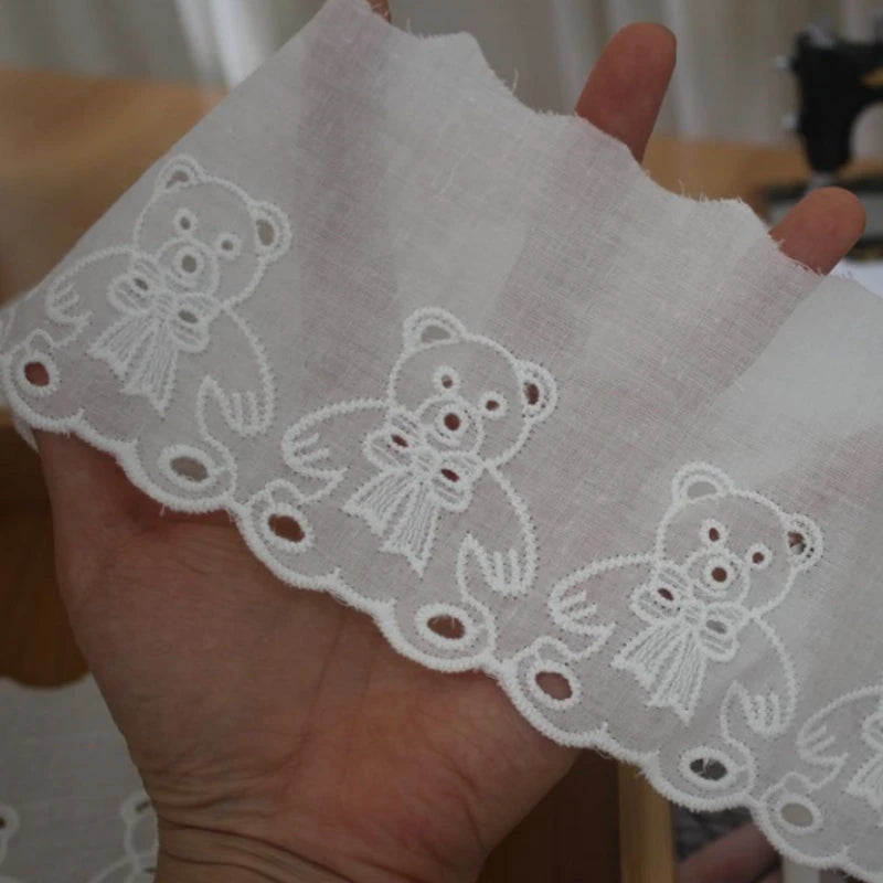 dentelle coton ours blanc motif noeud bordure dentelée ruban texturé semi transparent enfantin