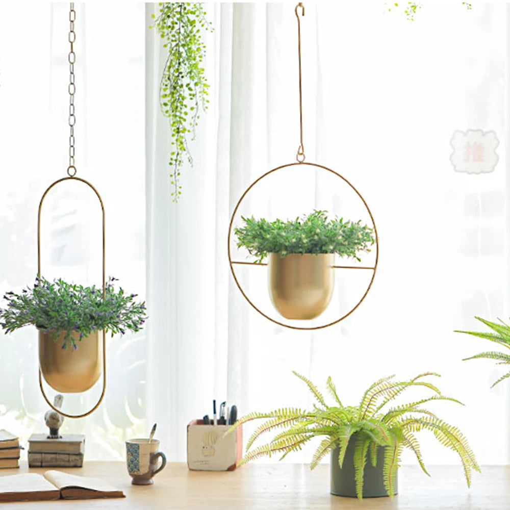Jardinière suspendue orange sur terrasse