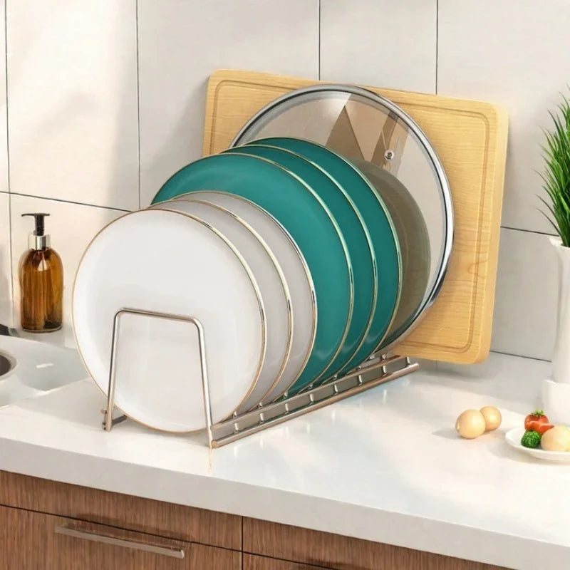 rangement vaisselle moderne assiettes bols planche découpe herbes aromatiques bouteille liquide assiettes argenté vert