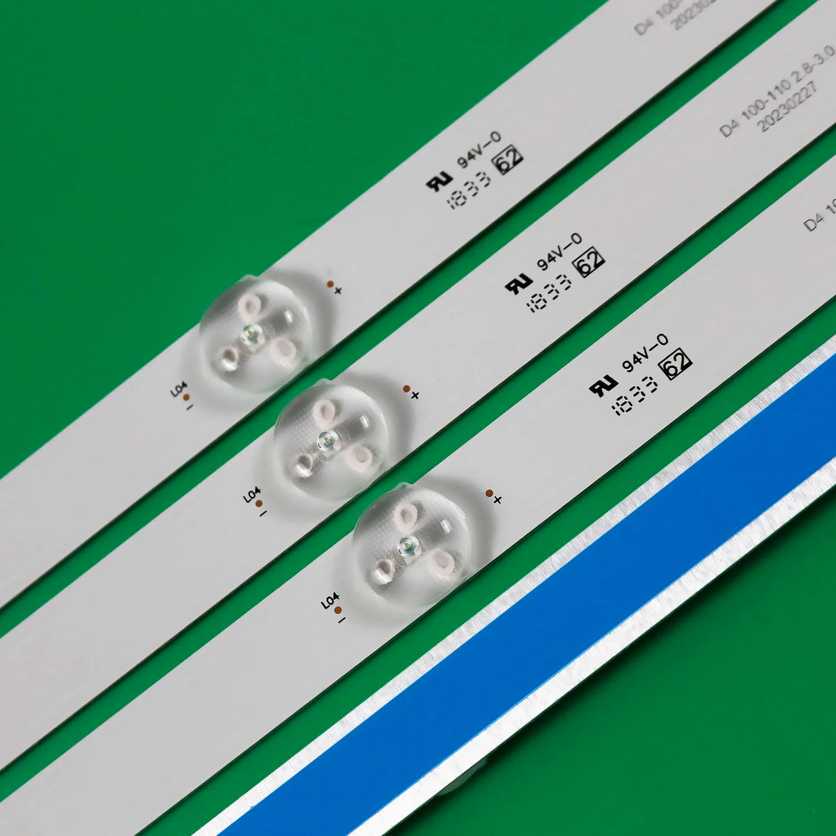 bande lumineuse led blanc moderne connecteurs étiquettes codes numéros série