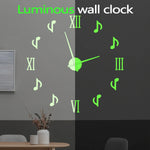 Détail horloge acrylique chiffres romains