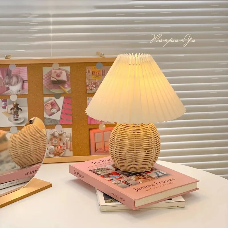 lampe table moderne tissu plissé beige clair vintage rotin led bouton poussoir
