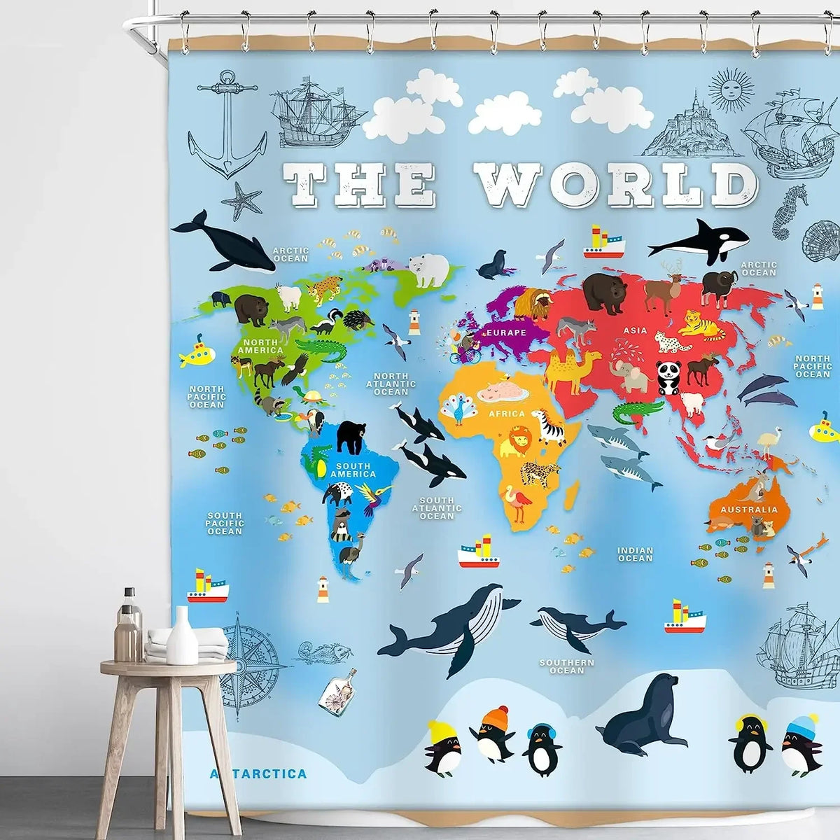 Rideau de douche représentant une carte du monde colorée, où chaque continent est illustré avec des tons vifs et décoré d’animaux emblématiques (ours, éléphants, pandas, pingouins), de bateaux et de symboles marins, sur un fond bleu indiquant les océans et le mot “THE WORLD” en haut.