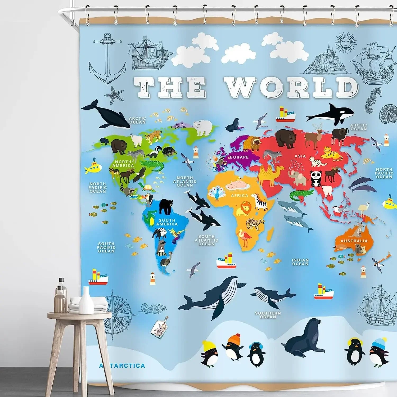 Rideau de douche représentant une carte du monde colorée, où chaque continent est illustré avec des tons vifs et décoré d’animaux emblématiques (ours, éléphants, pandas, pingouins), de bateaux et de symboles marins, sur un fond bleu indiquant les océans et le mot “THE WORLD” en haut.
