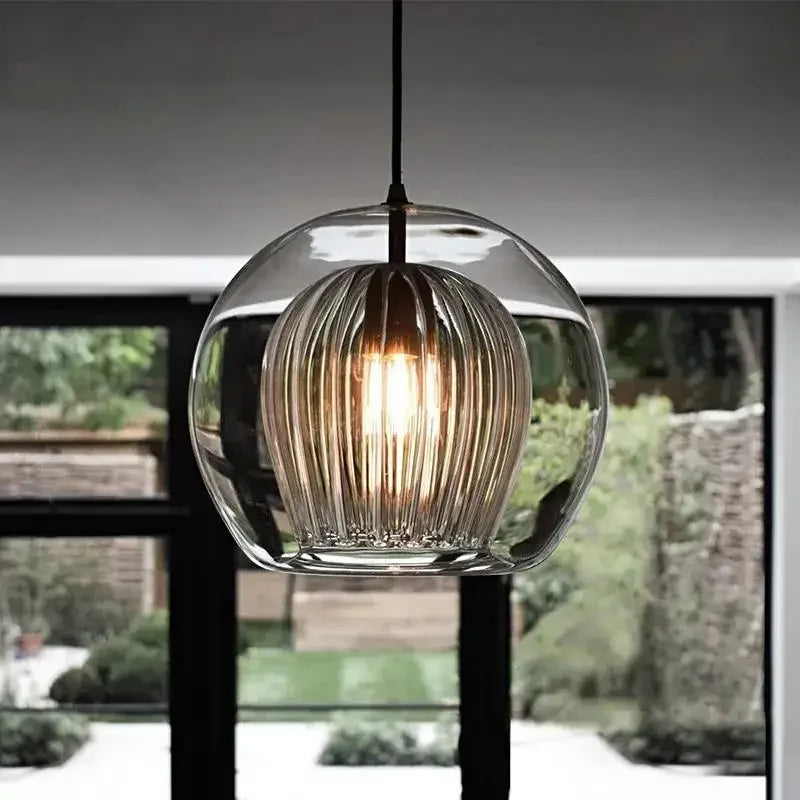 Détail de la suspension en verre et métal