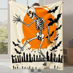 Une couverture en fleece blanche présentant un squelette dansant devant une lune orange et des silhouettes d'arbres noirs, avec des chauves-souris volant dans le ciel sombre.