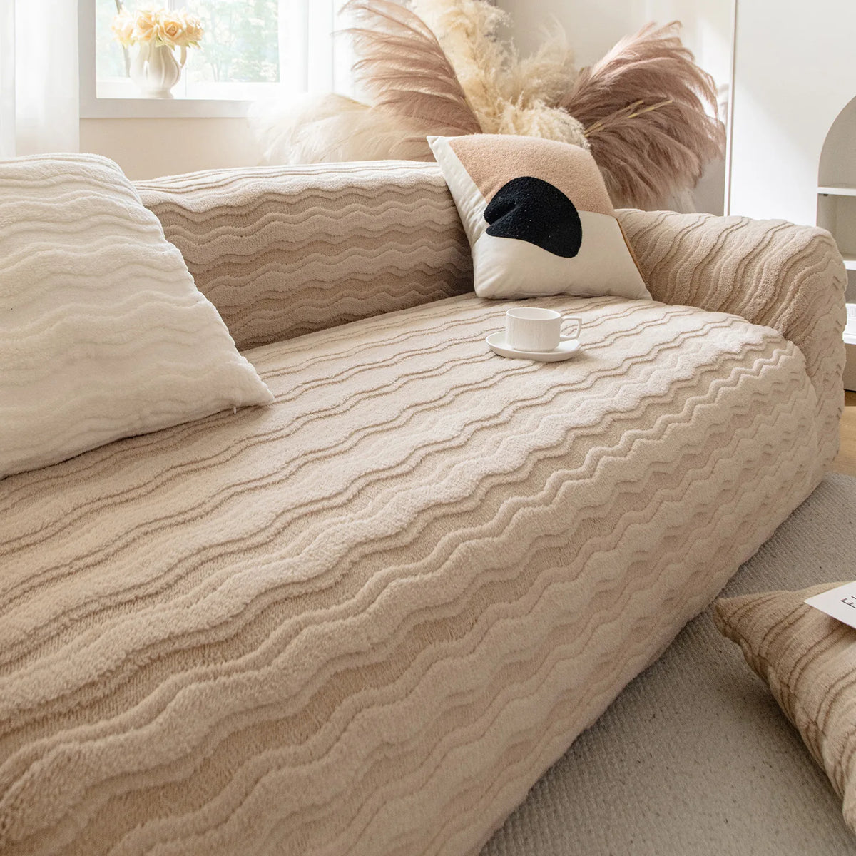 housse canapé peluche beige rayures ondulées protection douce coussins décoratifs modernes
