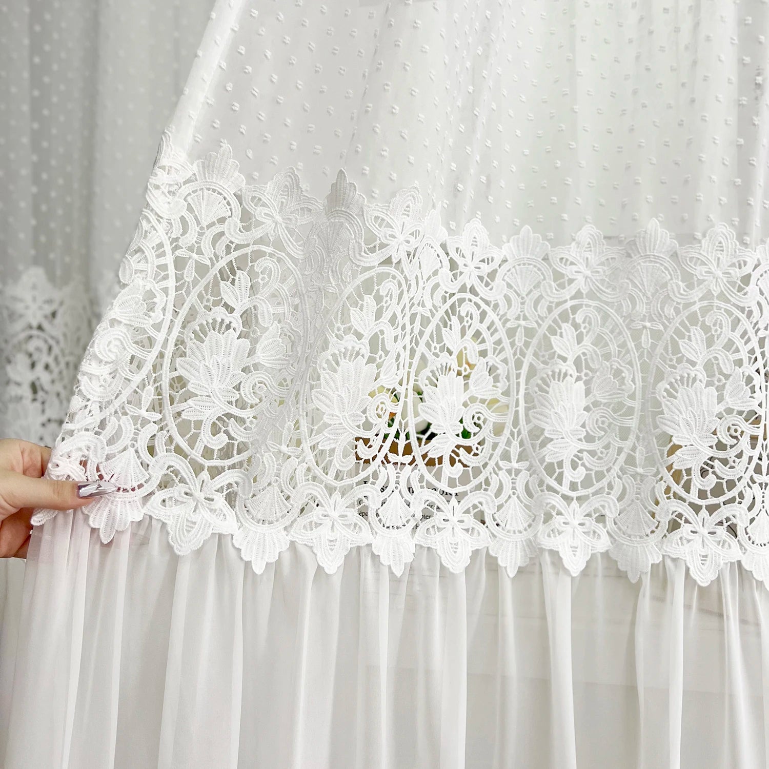Rideau blanc élégant avec broderie florale complexe, idéal pour ajouter une touche de sophistication à votre intérieur. Ce rideau présente un design raffiné et détaillé qui embellira toute pièce, créant une atmosphère lumineuse et accueillante. Parfait pour les salons, chambres, ou espaces de réception qui nécessitent une décoration chic et intemporelle.