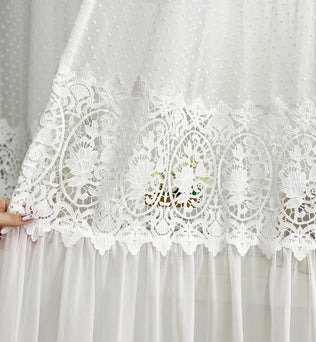 Rideau blanc élégant avec broderie florale complexe, idéal pour ajouter une touche de sophistication à votre intérieur. Ce rideau présente un design raffiné et détaillé qui embellira toute pièce, créant une atmosphère lumineuse et accueillante. Parfait pour les salons, chambres, ou espaces de réception qui nécessitent une décoration chic et intemporelle.