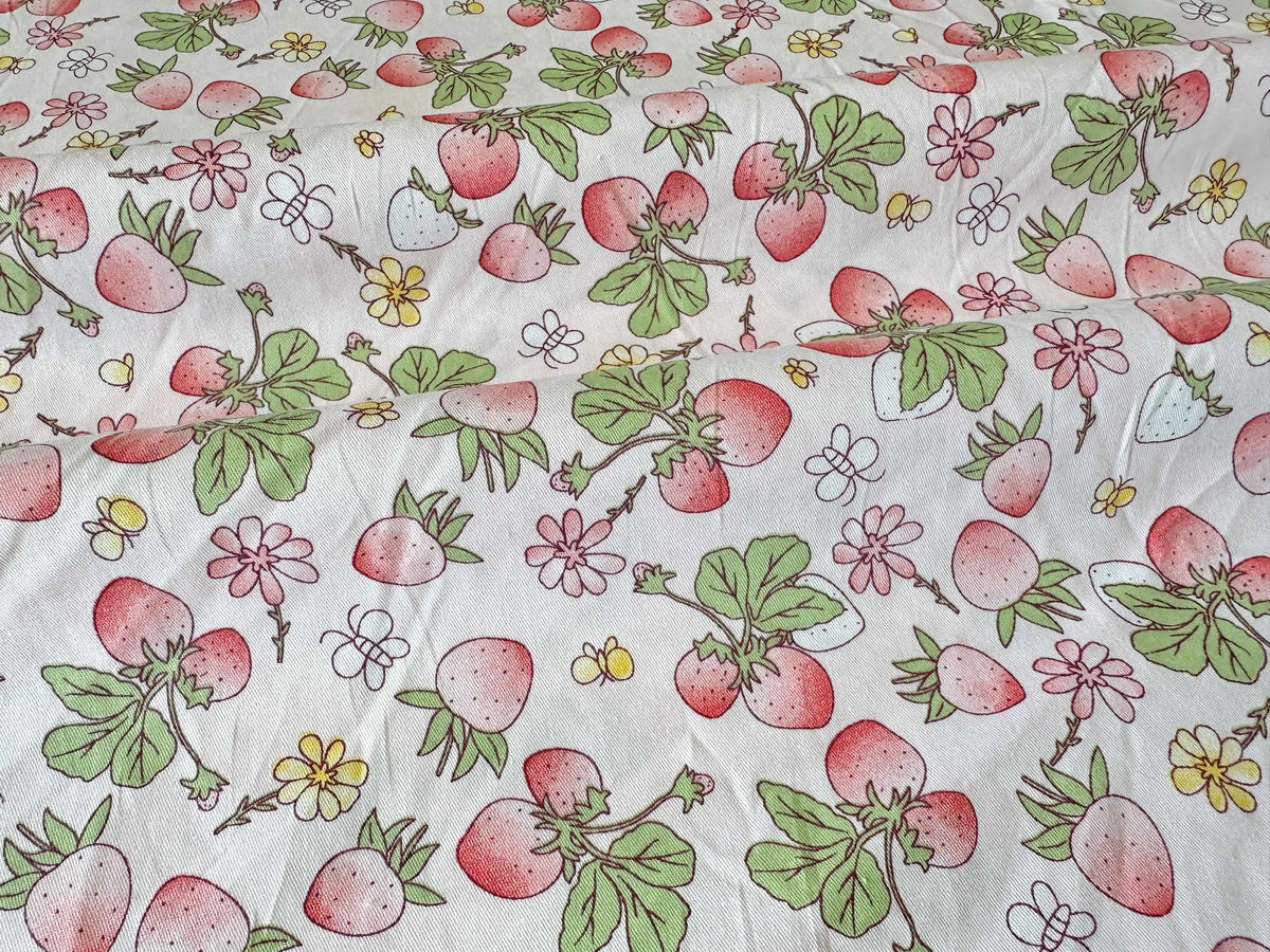 tissu coton imprimé fraises fleurs rouge vert blanc floral 160cm confection draps nappes rideaux