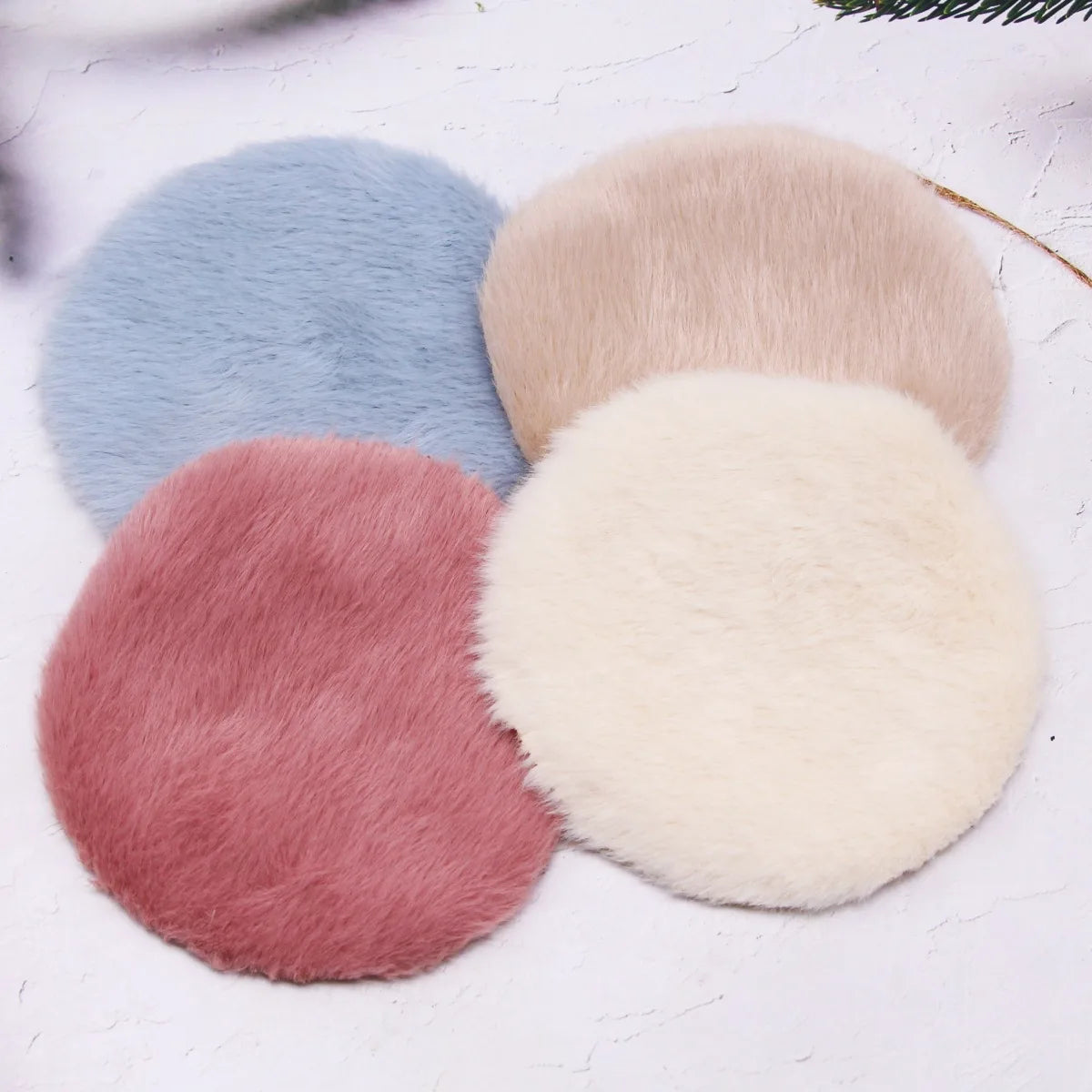 tapis fourreau coussin fourrure moderne couleur bleu rose beige blanc