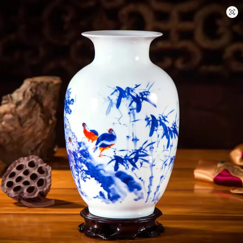 Ce vase en porcelaine blanche orné de motifs bleus et rouges représentant des oiseaux et des plantes crée une atmosphère orientale élégante.