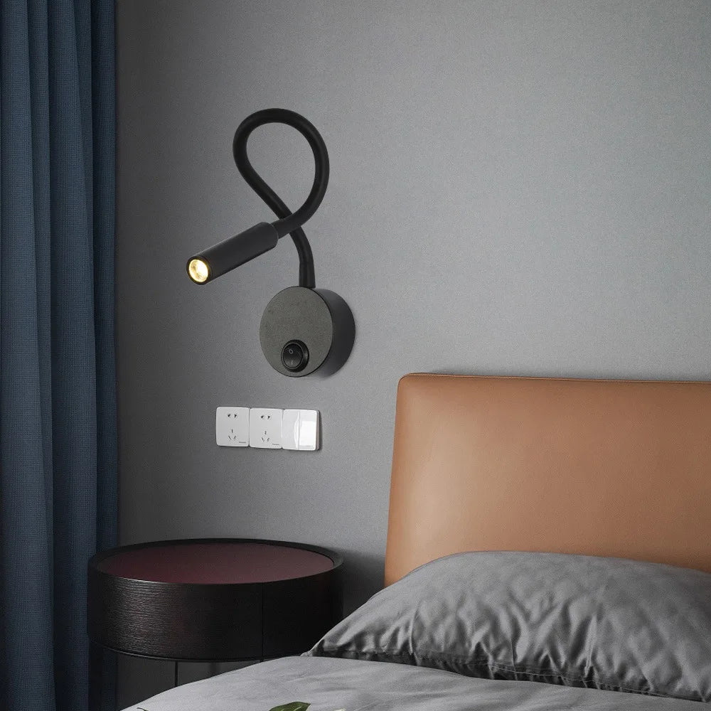 Projecteur LED en noir sur tête de lit moderne