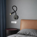 Projecteur LED en noir sur tête de lit moderne