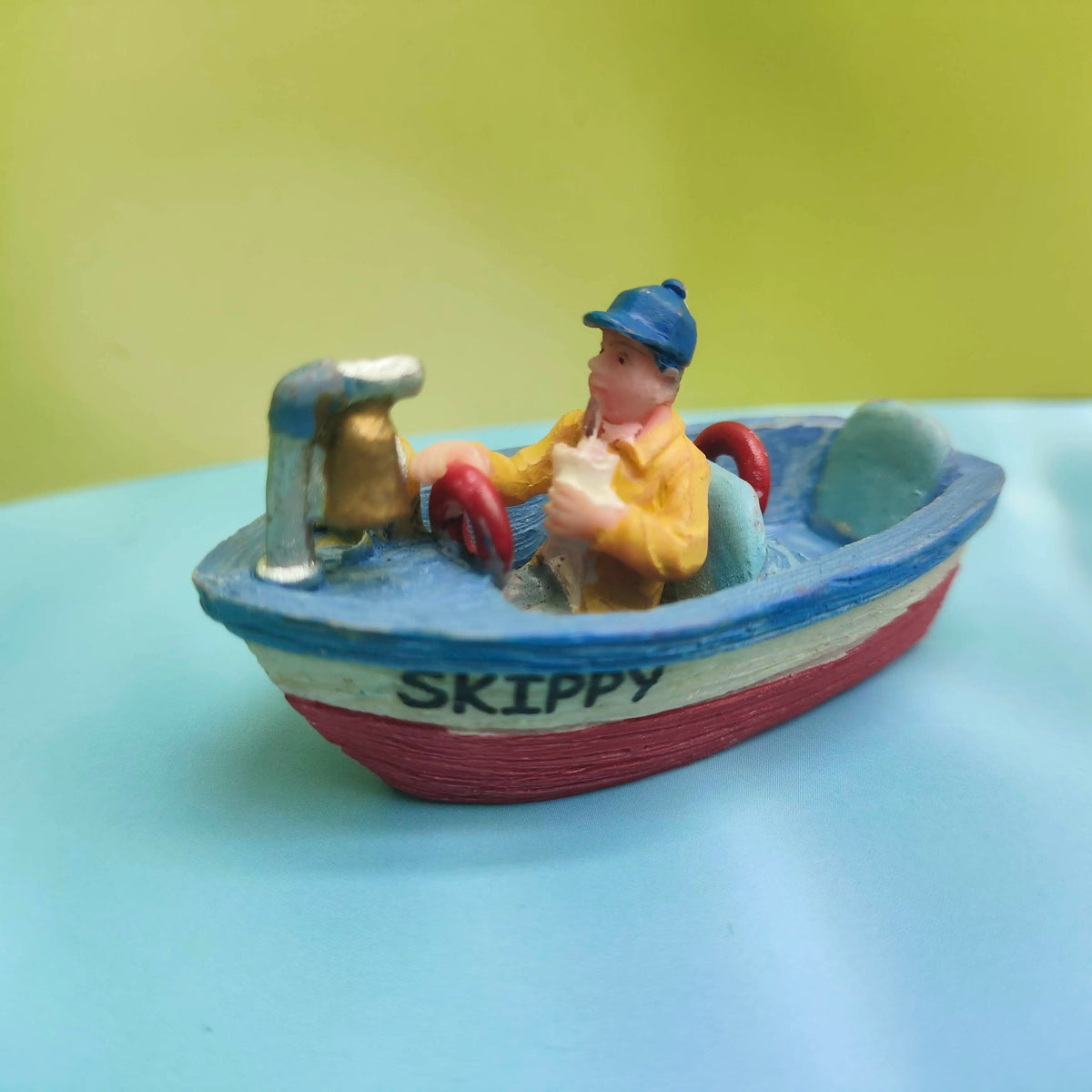 figurines miniatures vintage blanc rose vert bleu détails fins texture mat accessoires chapeaux canoës