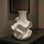 vase porcelaine blanc noir moderne sculptural abstrait plis irréguliers strié fleurs