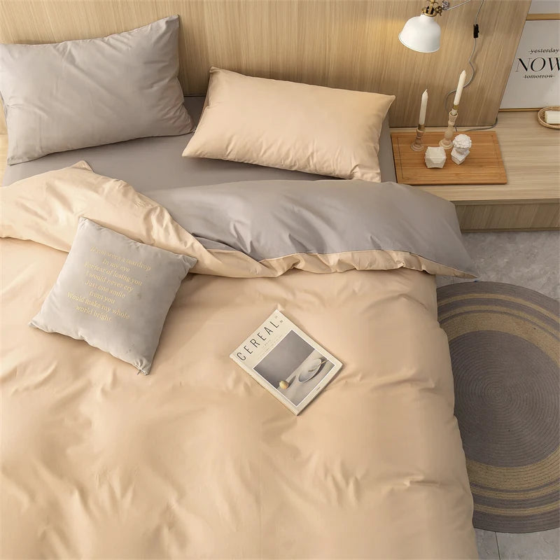 Parure de lit grise disposée sur un lit avec décoration chambre