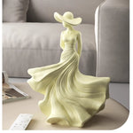 statue décorative femme robe rose élégante verte moderne sculpture résine
