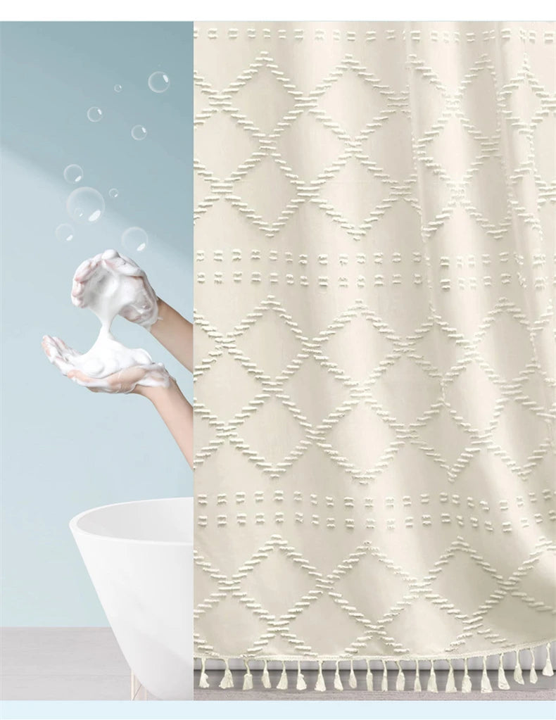 rideau douche boho blanc noir beige pompons gaufres opaques anneaux métalliques moderne salle bain