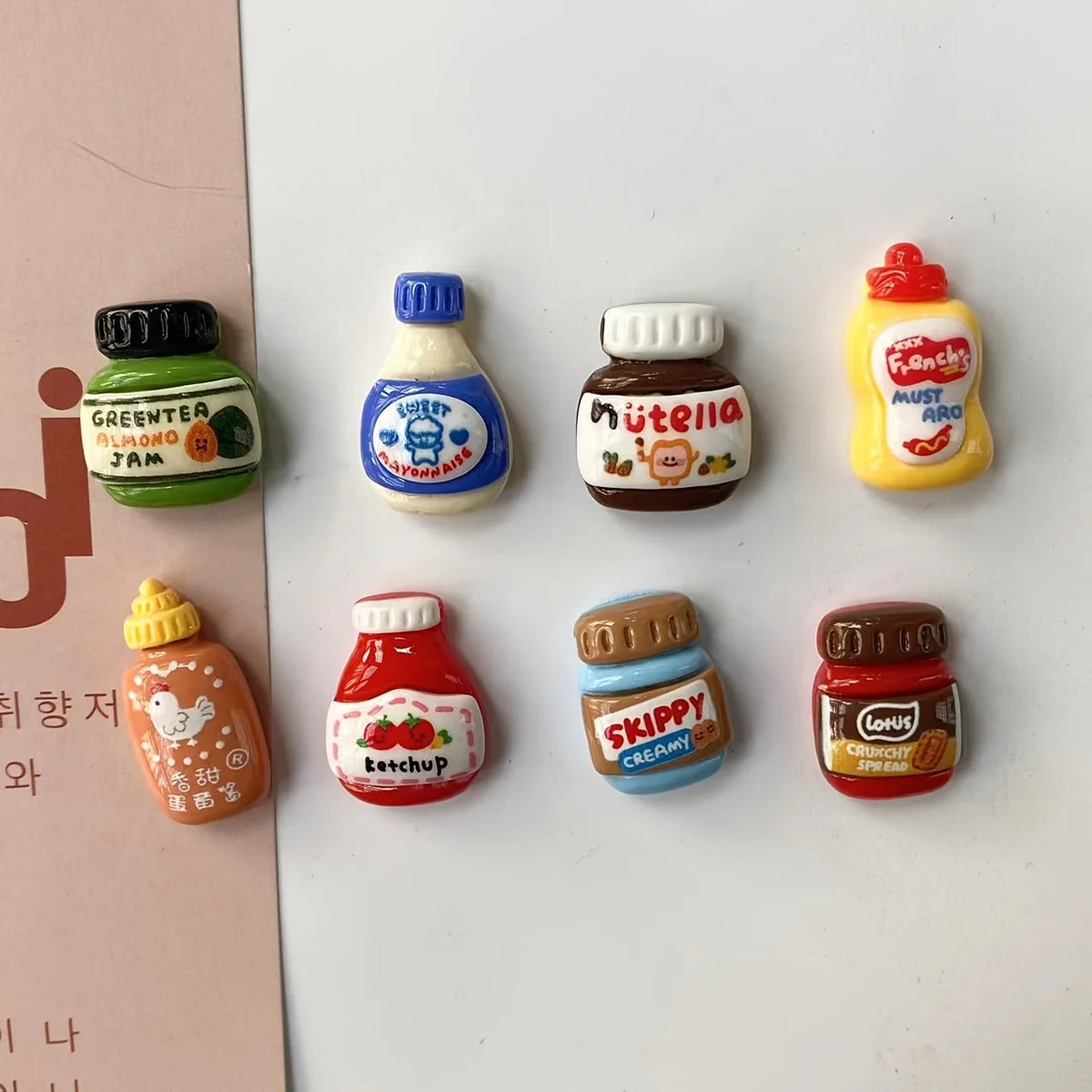 aimants réfrigérateur miniatures pots confiture sauces étiquettes marques couleurs vert bleu blanc rouge marron