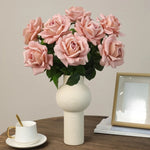 décoration intérieure bouquet roses artificielles blanc rose pâle feuilles vertes classique mariage anniversaire