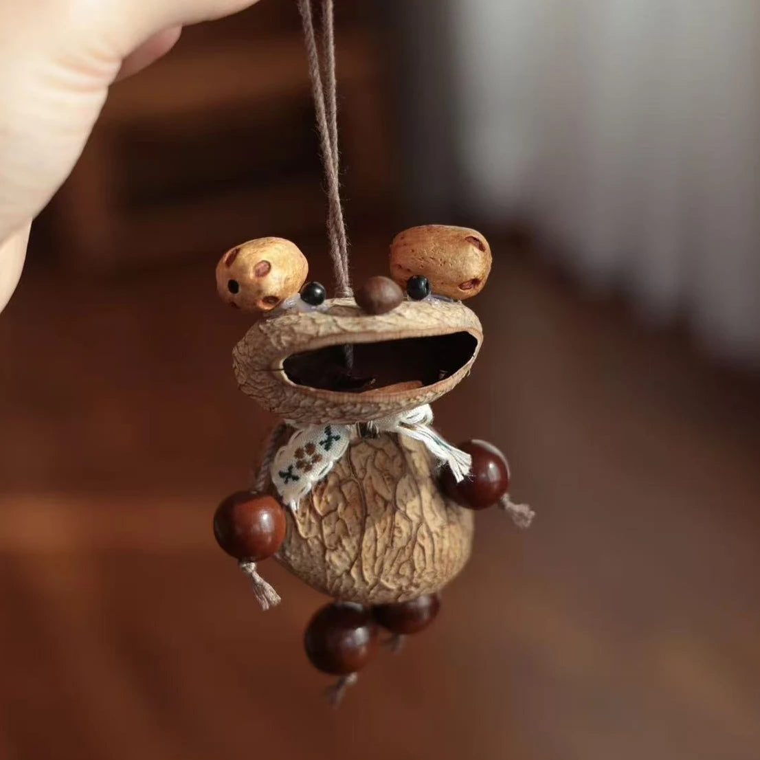 figurine animale suspendue ours koala marron beige bois tissu floral artisanal rustique