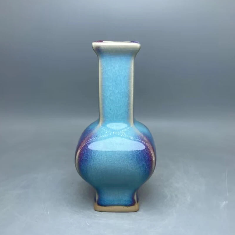 Vase en céramique de couleur bleue avec un dégradé subtil, présentant une forme élégante et épurée.