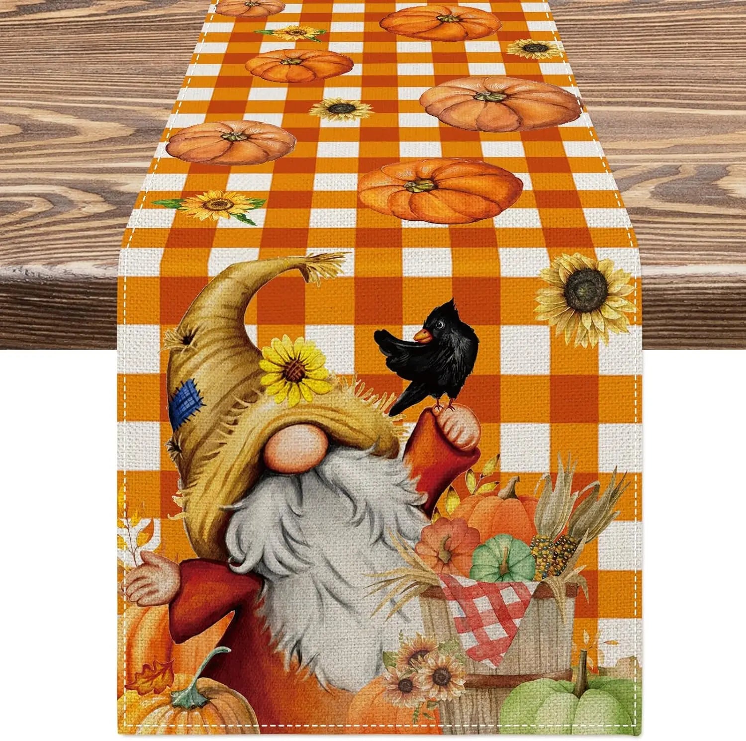 Motif automnal avec un gnome assis sur un panier de citrouilles et de tournesols sur un fond à carreaux orange et blanc.