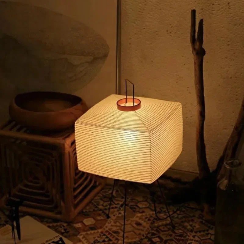 lampe table moderne blanc doré noir ampoule led pieds métalliques rayures horizontales
