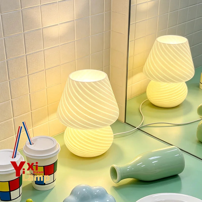 lampe table moderne verre blanc rayures horizontales opaque alimentée USB chambre salon decoration intérieure