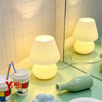 lampe table moderne verre blanc rayures horizontales opaque alimentée USB chambre salon decoration intérieure