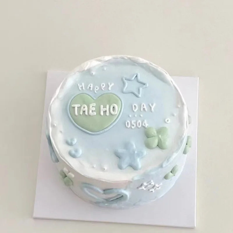 gâteau factice décoratif bleu fleurs rubans nœuds vitrine anniversaire mariage décoration fête plastique
