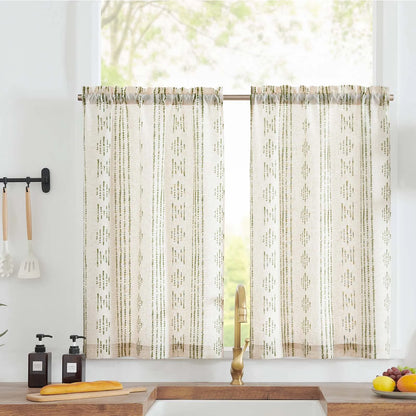 Rideaux de cuisine élégants avec motifs géométriques, parfaits pour habiller les fenêtres et ajouter une touche de style à votre intérieur. Idéal pour les espaces lumineux, ces rideaux procurent un charme intemporel et une ambiance chaleureuse. Améliorez votre décoration tout en conservant votre intimité grâce à ces rideaux raffinés et modernes. Ajustement facile avec tringle pour une installation rapide.