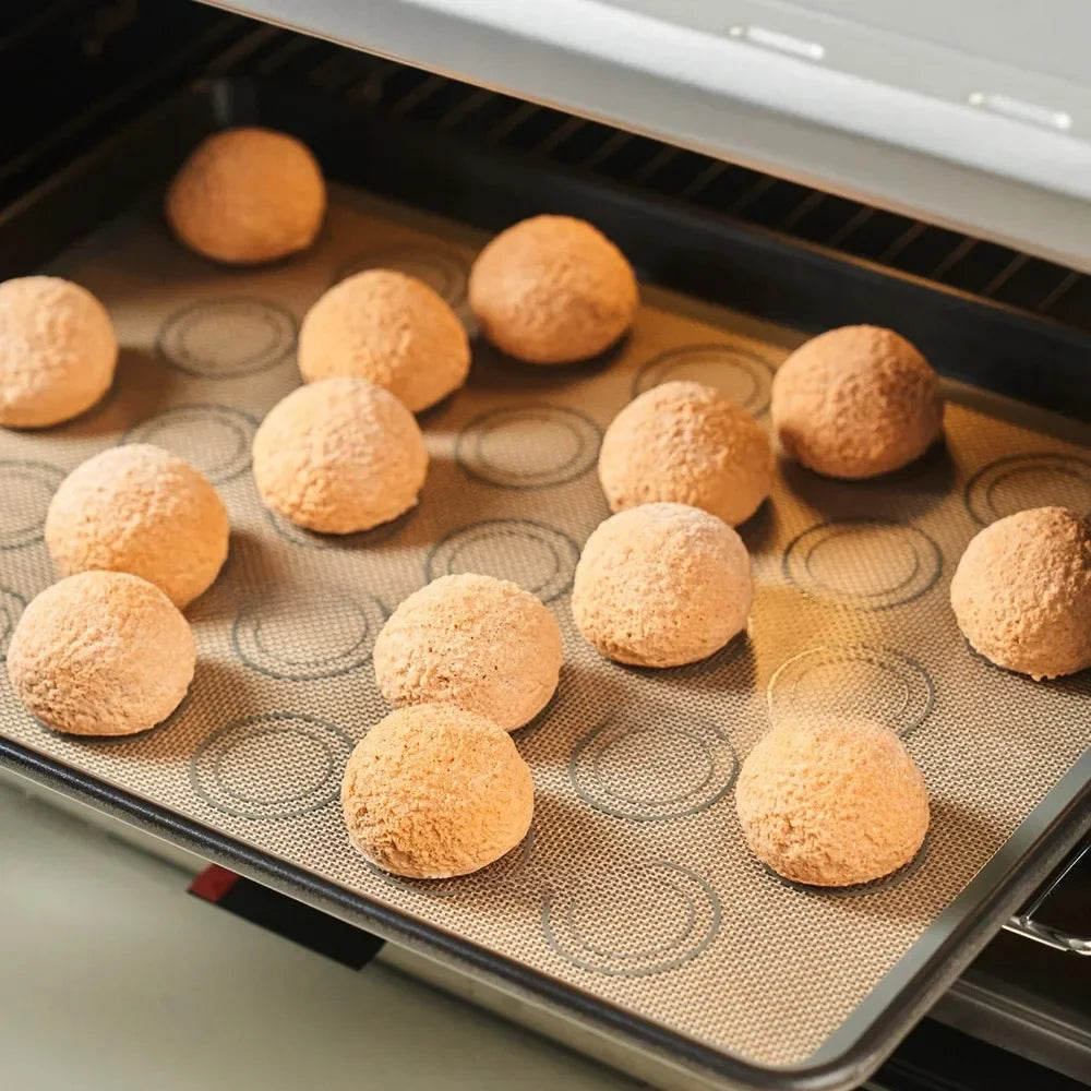 tapis cuisson silicone macarons cercles imprimés beige rouge moderne