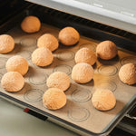 tapis cuisson silicone macarons cercles imprimés beige rouge moderne