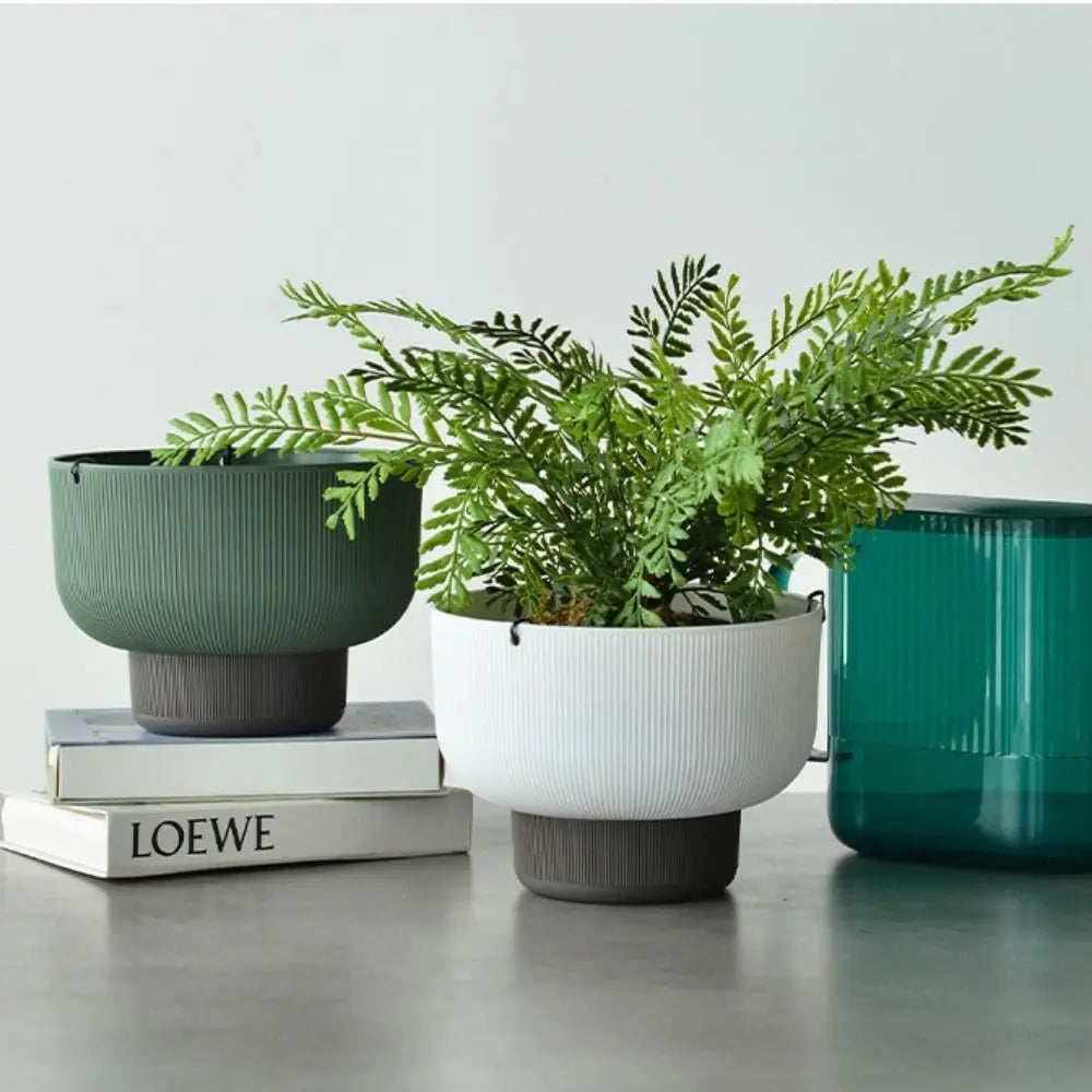 pots plante suspendus auto arrosants rayures verticales chaînes métalliques blanc vert gris moderne
