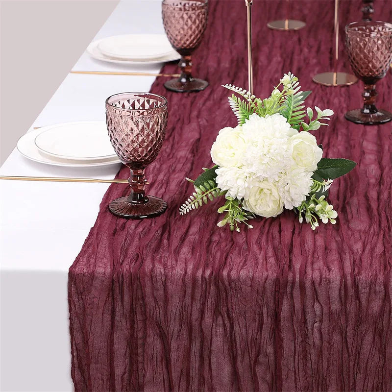 chemin table vert olive rayures horizontales classique assiettes blanches fourchettes dorées gobelets décoratifs bougies