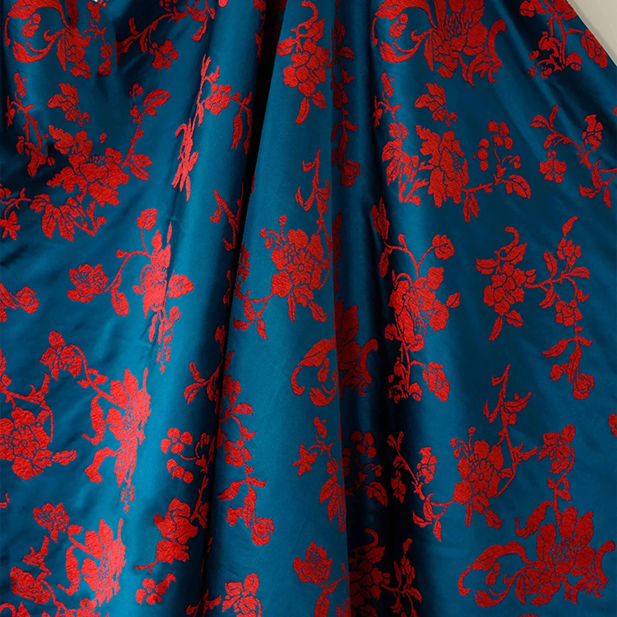 tissu brodé fleurs rouge bleu polyester largeur 144cm opacité respectueux environnement jacquard decoration couture