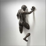 Décoration murale abstraite homme grimpant cuivre