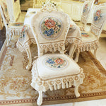 Ensemble de chaises décoratives aux motifs floraux et dentelle, offrant un style élégant et raffiné dans un intérieur luxueux.