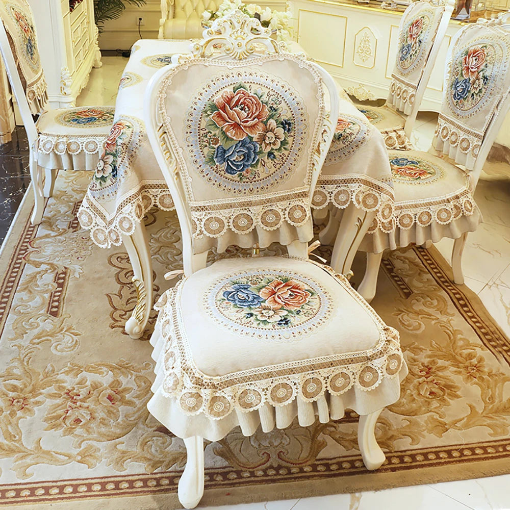 Ensemble de chaises décoratives aux motifs floraux et dentelle, offrant un style élégant et raffiné dans un intérieur luxueux.